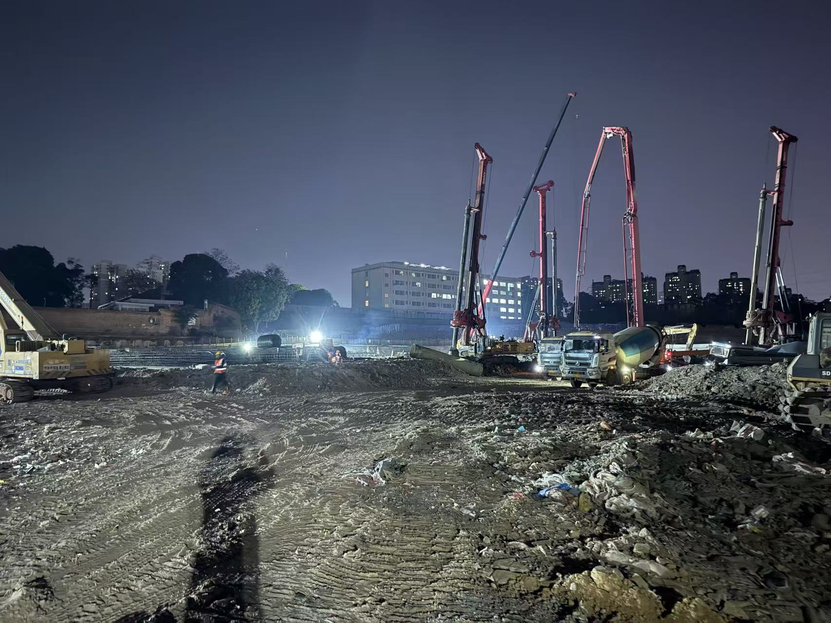夜间打桩、浇筑.jpg